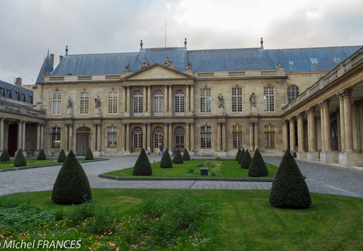 Aux archives nationales - montre les photos à la racine de cet album Aux archives nationales