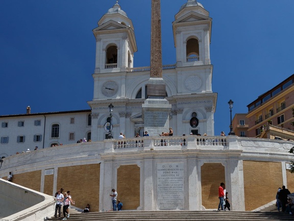 L'église de la Trinita dei Monti en haut des escaliers 