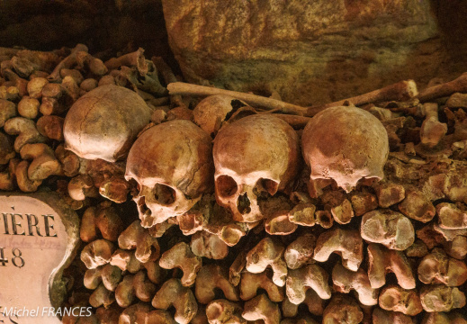 Aux catacombes de Paris